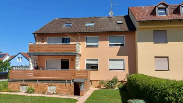 Immobilie in Zirndorf - Gepflegt und großzügig: 3-Familienhaus in Zirndorf-Weinzierlein mit Garten und Garagen - Bild 0