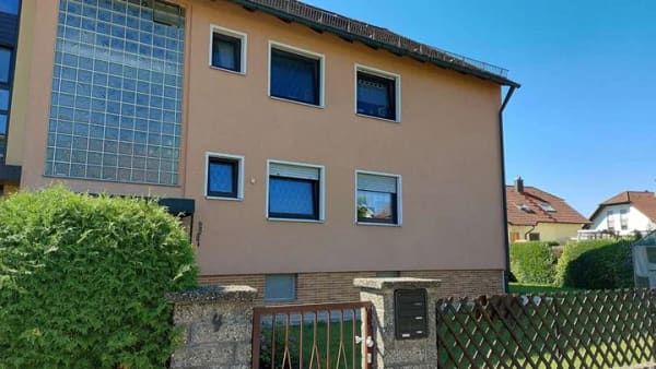 Immobilie in Zirndorf - Gepflegt und großzügig: 3-Familienhaus in Zirndorf-Weinzierlein mit Garten und Garagen - Bild 2