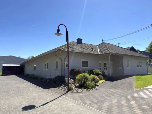 Immobilie in Dierdorf - großzügiger Bungalow mit Doppelgarage in ruhiger Lage - Bild 1