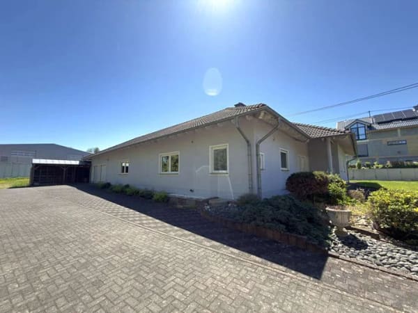 Immobilie in Dierdorf - großzügiger Bungalow mit Doppelgarage in ruhiger Lage - Bild 2