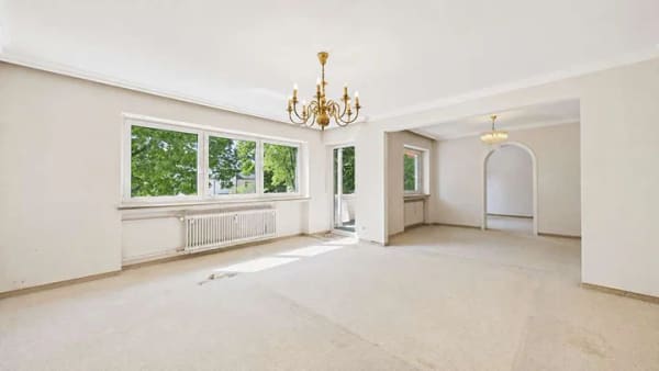 Immobilie in Grünwald - HEGERICH: Zwei Wohnebenen, sechs Zimmer, Südwestbalkon – einzigartige Etagenwohnung in Grünwald - Bild 0