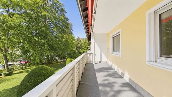 Immobilie in Grünwald - HEGERICH: Zwei Wohnebenen, sechs Zimmer, Südwestbalkon – einzigartige Etagenwohnung in Grünwald - Bild 2
