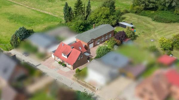 Immobilie in Steinburg - Charmantes Haus, einzigartige 150 m² Halle & wunderschöner Garten – besonders wohnen in Eichede - Bild 0