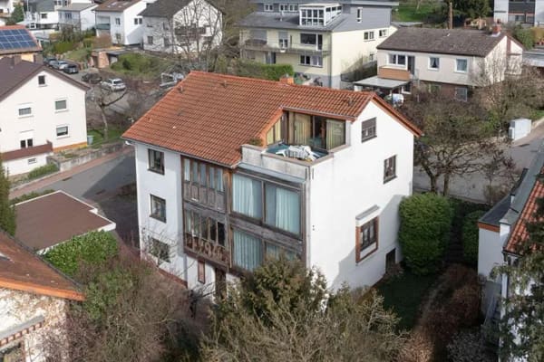 Immobilie in Nußloch - Vielseitig nutzbares, gepflegtes Dreifamilienhaus in Hanglage von Nußloch - Bild 0