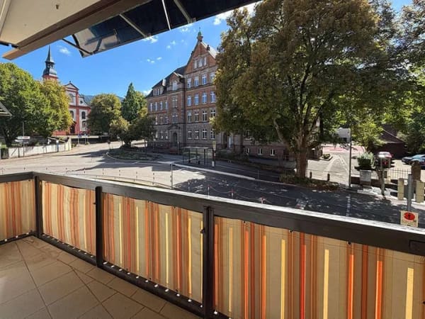 Immobilie in Waldkirch - Wohnen im Herzen der Stadt -  gepflegte 2-Zimmer Eigentumswohnung mit sonnigem Balkon  - Bild 2