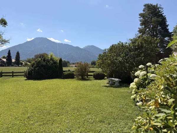 Immobilie in Rottach-Egern - Weitläufig Wohnen mit Reiheneckhaus-Charakter! Panoramablick in der Aribostraße, Rottach-Egern  - Bild 0