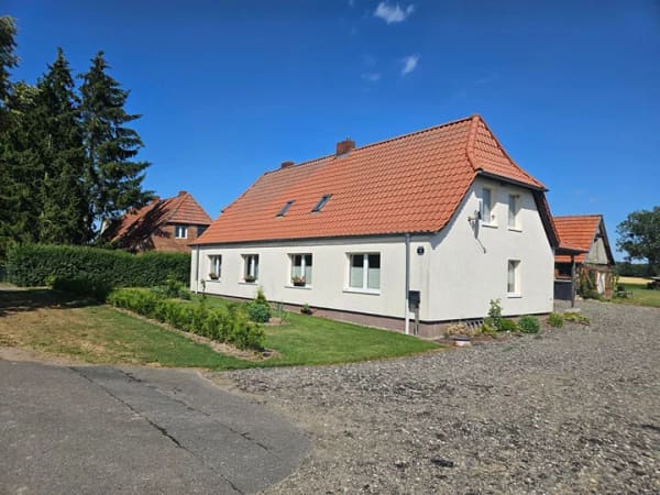 Immobilie in Woldegk - Landhaus mit zwei Wohneinheiten, Scheune & 12.141 m² Grundstück - Bild 0