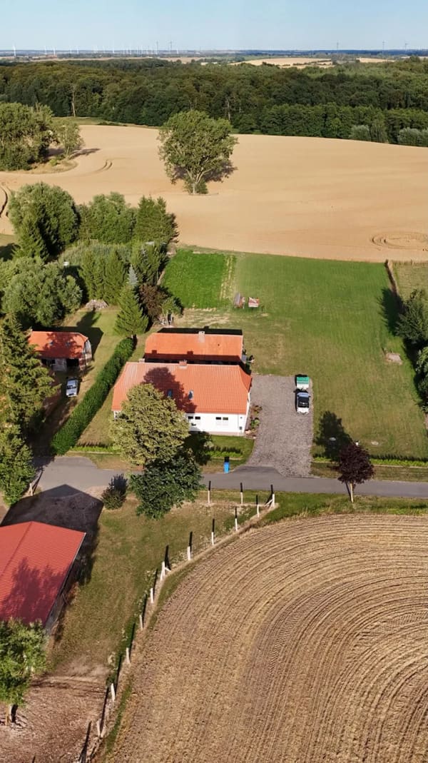 Immobilie in Woldegk - Landhaus mit zwei Wohneinheiten, Scheune & 12.141 m² Grundstück - Bild 1