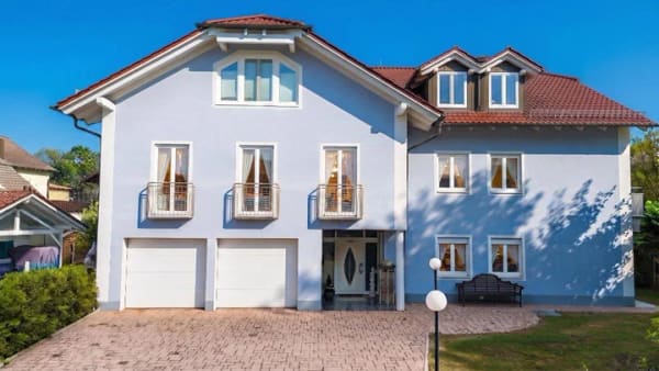 Immobilie in Schöllnach - Luxuriöses Einfamilienhaus Mehrfamilienhaus Wohnhaus mit Einliegerwohnung im Zentrum von Schöllnach - Bild 0