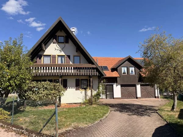 Immobilie in Loßburg - Sonniges Haus mit Garagen und Garten - Bild 0