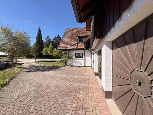 Immobilie in Loßburg - Sonniges Haus mit Garagen und Garten - Bild 1