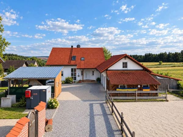 Immobilie in Marklkofen - Charmantes Einfamilienhaus in ruhiger Lage mit Stall und eigener Pferdekoppel - Bild 0