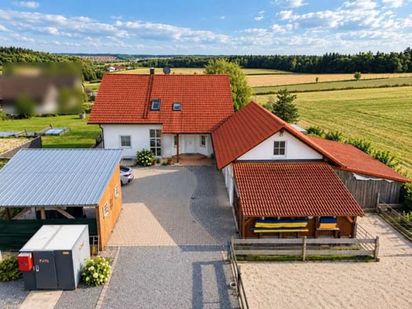 Immobilie in Marklkofen - Charmantes Einfamilienhaus in ruhiger Lage mit Stall und eigener Pferdekoppel - Bild 2