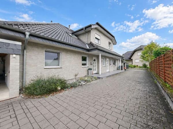 Immobilie in Schlangen - Großzügige Dachgeschosswohnung mit viel Platz und Potenzial - Bild 0