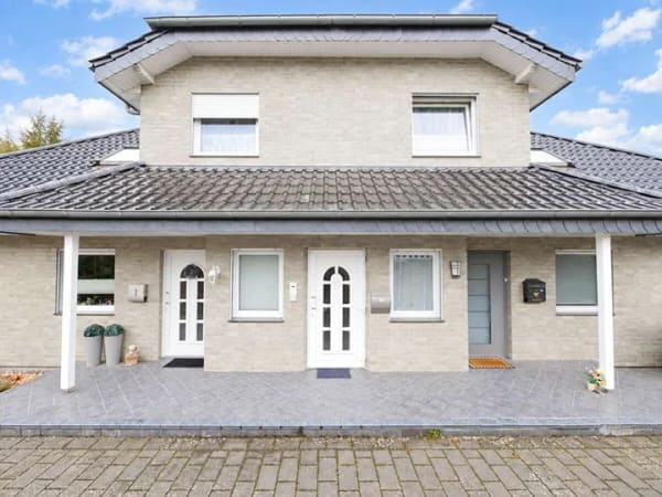Immobilie in Schlangen - Großzügige Dachgeschosswohnung mit viel Platz und Potenzial - Bild 1