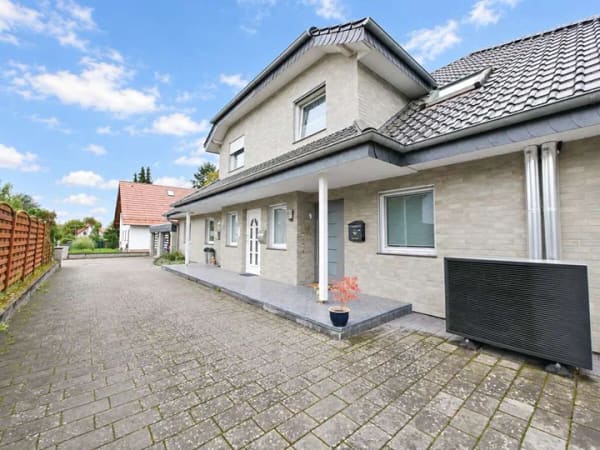 Immobilie in Schlangen - Großzügige Dachgeschosswohnung mit viel Platz und Potenzial - Bild 2