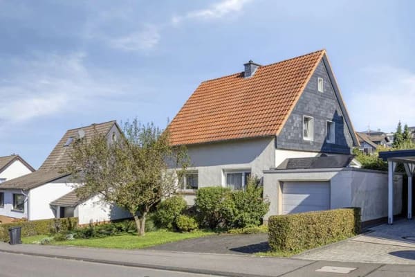 Immobilie in Lindlar - Freistehendes Einfamilienhaus mit großem Garten und sechs Zimmern in zentraler Lage von Lindlar - Bild 0