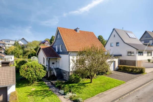 Immobilie in Lindlar - Freistehendes Einfamilienhaus mit großem Garten und sechs Zimmern in zentraler Lage von Lindlar - Bild 1