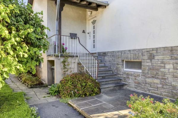 Immobilie in Lindlar - Freistehendes Einfamilienhaus mit großem Garten und sechs Zimmern in zentraler Lage von Lindlar - Bild 2