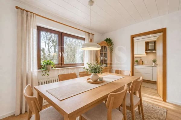 Immobilie in Remshalden - Großzügiges Haus für die ganze Familie mit 7 Zimmern, EBK, Terrasse, Balkon, Garage und Stellplatz - Bild 2