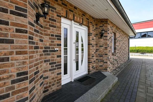 Immobilie in Börgerende-Rethwisch - Stilvoller, lichtverwöhnter Bungalow auf weitläufigem Grundstück! - Bild 1