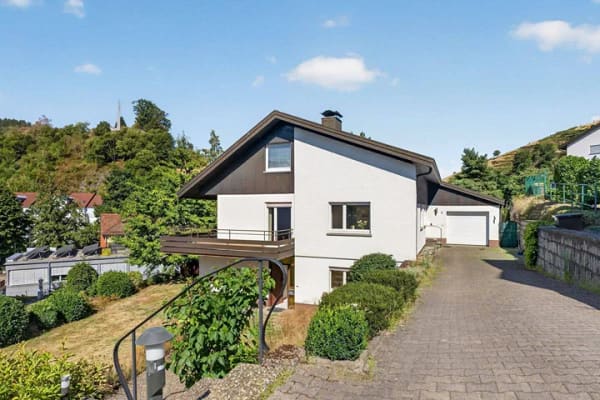Immobilie in Bühlertal - Zweifamilienhaus in Bühlertal - Zentrale Lage, traumhafter Garten & alles zu Fuß erreichbar - Bild 1