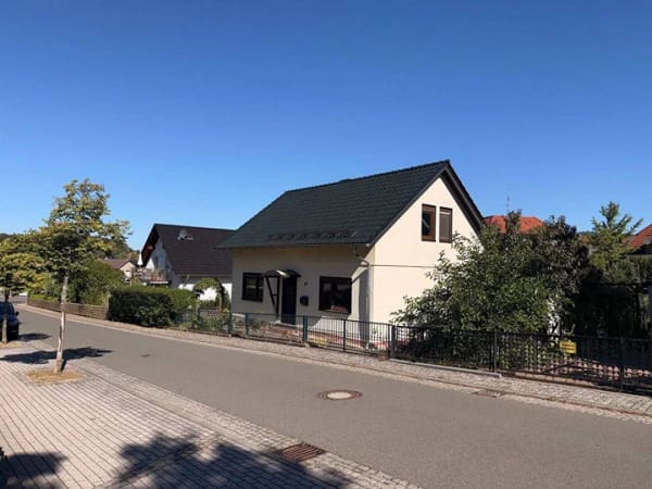 Immobilie in Bad Liebenstein - teilsaniertes Einfamilienhaus in guter Lage von Bad Liebenstein - Bild 1