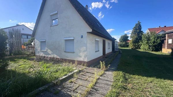 Immobilie in Münchsmünster - Großzügiges Einfamilienhaus mit zusätzlichem Baugrundstück – viel Platz, Garten & attraktive Entwicklungsmöglichkeiten - Bild 1