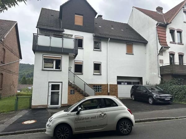 Immobilie in Helsa - Schönes Ein.-bis Zweifamilienhaus mit viel Potenzial...und großem Garten ! - Bild 0