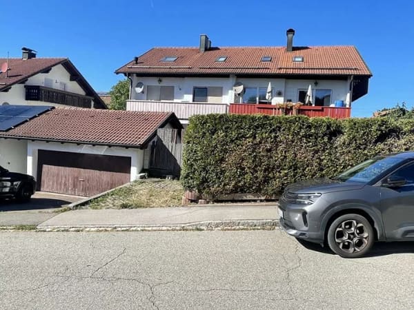 Immobilie in Haldenwang - Vermietete Doppelhaushälfte mit zwei Wohnungen, Doppelgarage und 600 m² Grundstück in Haldenwang - Bild 0