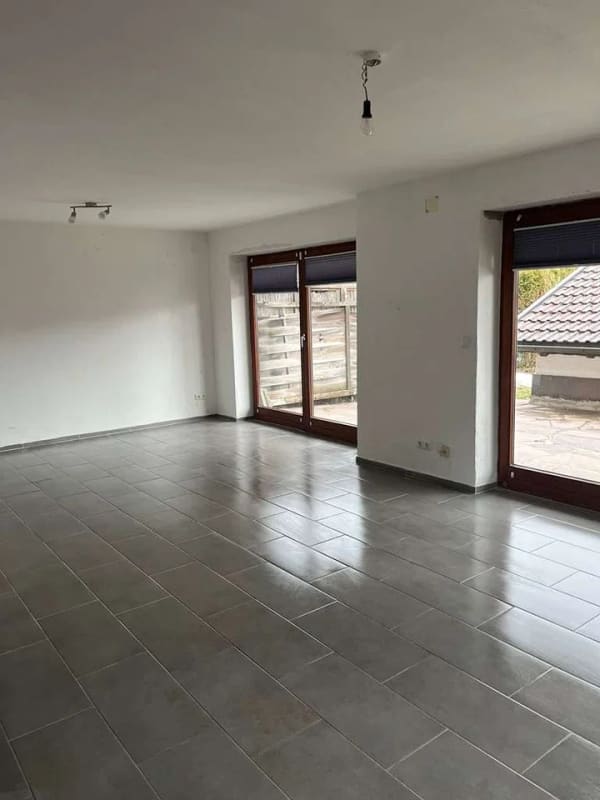 Immobilie in Haldenwang - Vermietete Doppelhaushälfte mit zwei Wohnungen, Doppelgarage und 600 m² Grundstück in Haldenwang - Bild 1