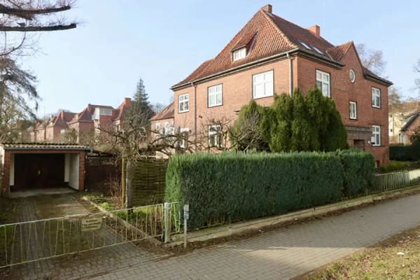 Immobilie in Schwerin - Eine Rarität mit großem Potenzial und Ausbaureserve in der Schweriner Weststadt! - Bild 1