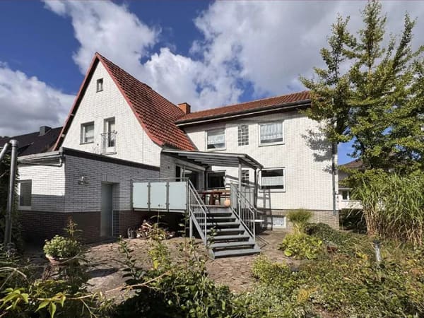 Immobilie in Rotenburg an der Fulda - Großes Haus mit überdachter Terrasse und großem Gartengrundstück mitten in Rotenburg - Bild 1