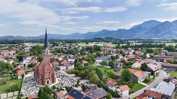 Immobilie in Übersee - Großzügige 4-Zimmer-Wohnung mit mit Bergblick, Kamin und eigenem Garten - Bild 0