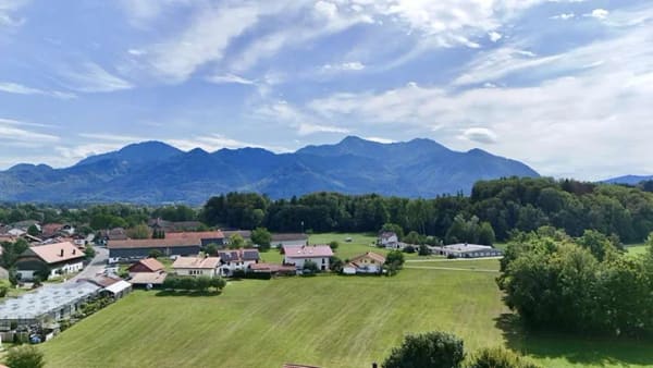 Immobilie in Übersee - Großzügige 4-Zimmer-Wohnung mit mit Bergblick, Kamin und eigenem Garten - Bild 1