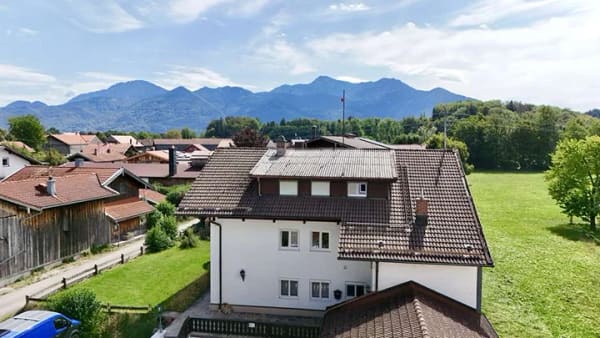 Immobilie in Übersee - Großzügige 4-Zimmer-Wohnung mit mit Bergblick, Kamin und eigenem Garten - Bild 3