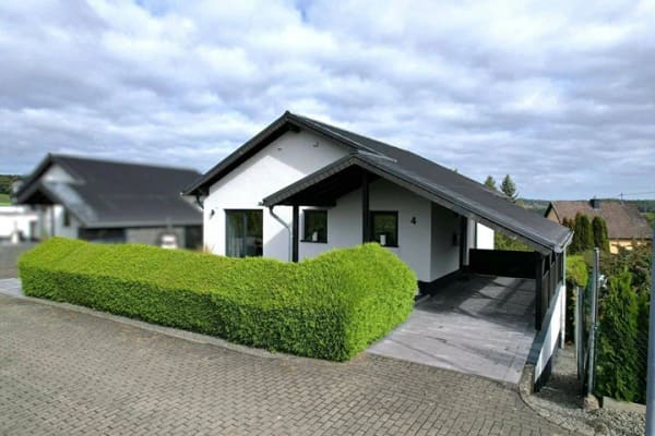 Immobilie in Gönnersdorf - Ruhig gelegenes, freistehendes Einfamilienhaus mit Terrasse, Carport und Gartenhaus in Gönnersdorf - Bild 2
