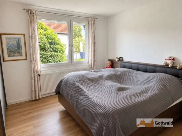 Immobilie in Denkendorf - Stilvolle 2-Zimmer-Wohnung mit Aussichtsbalkon in ruhiger Lage Denkendorfs - Bild 1
