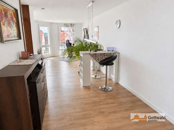 Immobilie in Denkendorf - Stilvolle 2-Zimmer-Wohnung mit Aussichtsbalkon in ruhiger Lage Denkendorfs - Bild 2