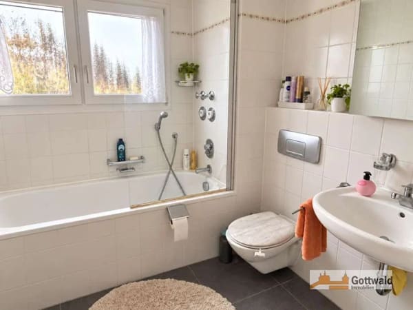 Immobilie in Denkendorf - Stilvolle 2-Zimmer-Wohnung mit Aussichtsbalkon in ruhiger Lage Denkendorfs - Bild 3