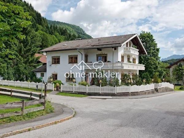 Immobilie in Aschau im Chiemgau - Grossimmobilie,  Chiemseenähe, ca. 12 Räume, 7 Duschen/WC,  1 Garage+8 Stellplätze, Bergblick - Bild 0