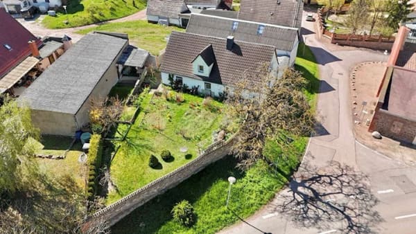 Immobilie in Wettin-Löbejün - Bauernhaus mit Garten und Scheune - Bild 1