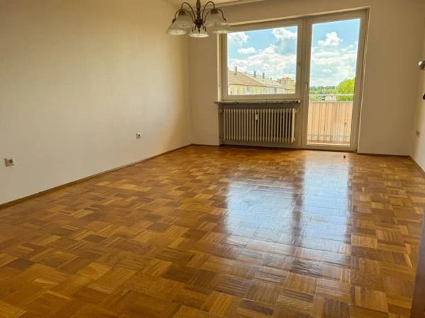 Immobilie in Burghausen - Helle 3-Zimmer-Wohnung mit sonnigem Südbalkon und großzügiger Garage - Bild 0