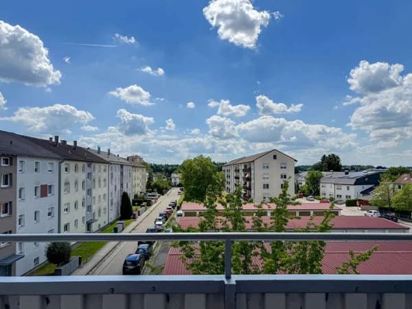 Immobilie in Burghausen - Helle 3-Zimmer-Wohnung mit sonnigem Südbalkon und großzügiger Garage - Bild 2