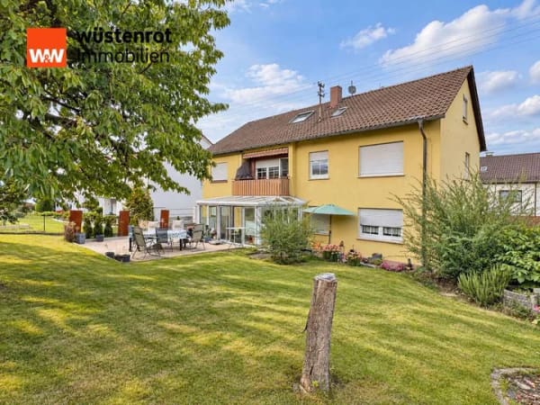 Immobilie in Giengen an der Brenz - Viel Platz für die Familie: Gepflegtes Zweifamilienhaus mit Südgarten & 2 Garagen - Bild 0