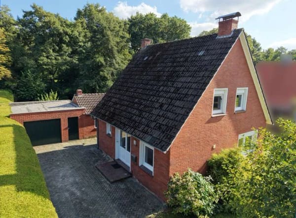 Immobilie in Westoverledingen - Gepflegtes, renoviertes Wohnhaus in ruhiger Lage mit Kaminofen, schönem Grundstück und Garage - Bild 1