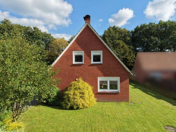Immobilie in Westoverledingen - Gepflegtes, renoviertes Wohnhaus in ruhiger Lage mit Kaminofen, schönem Grundstück und Garage - Bild 2
