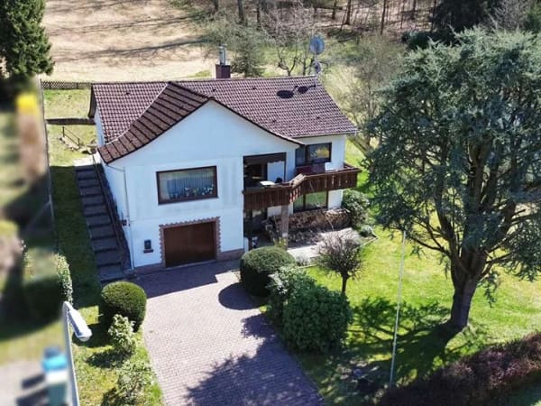 Immobilie in Flörsbachtal - Einfamilienhaus mit großem Grundstück und Garage in Flörsbach - Bild 1
