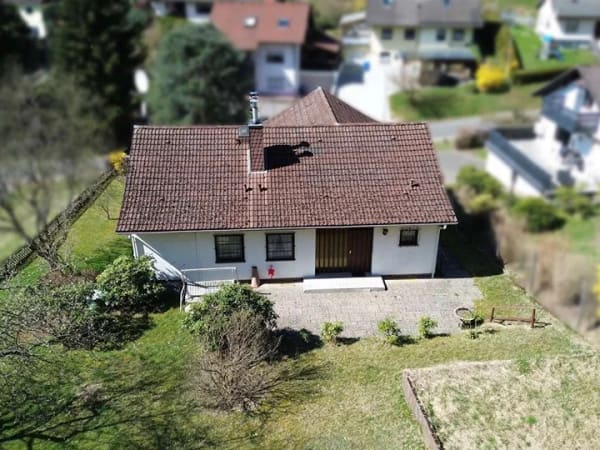 Immobilie in Flörsbachtal - Einfamilienhaus mit großem Grundstück und Garage in Flörsbach - Bild 2