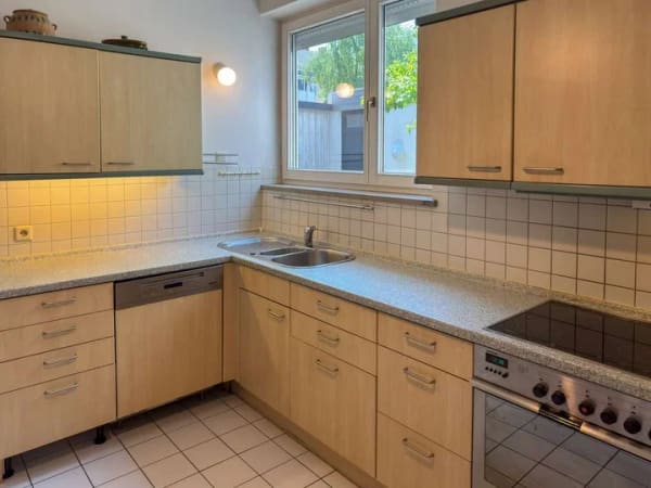 Immobilie in Burghausen - Großzügiges Dreifamilienhaus mit großem Garten und vermieteter Einheit - Bild 3